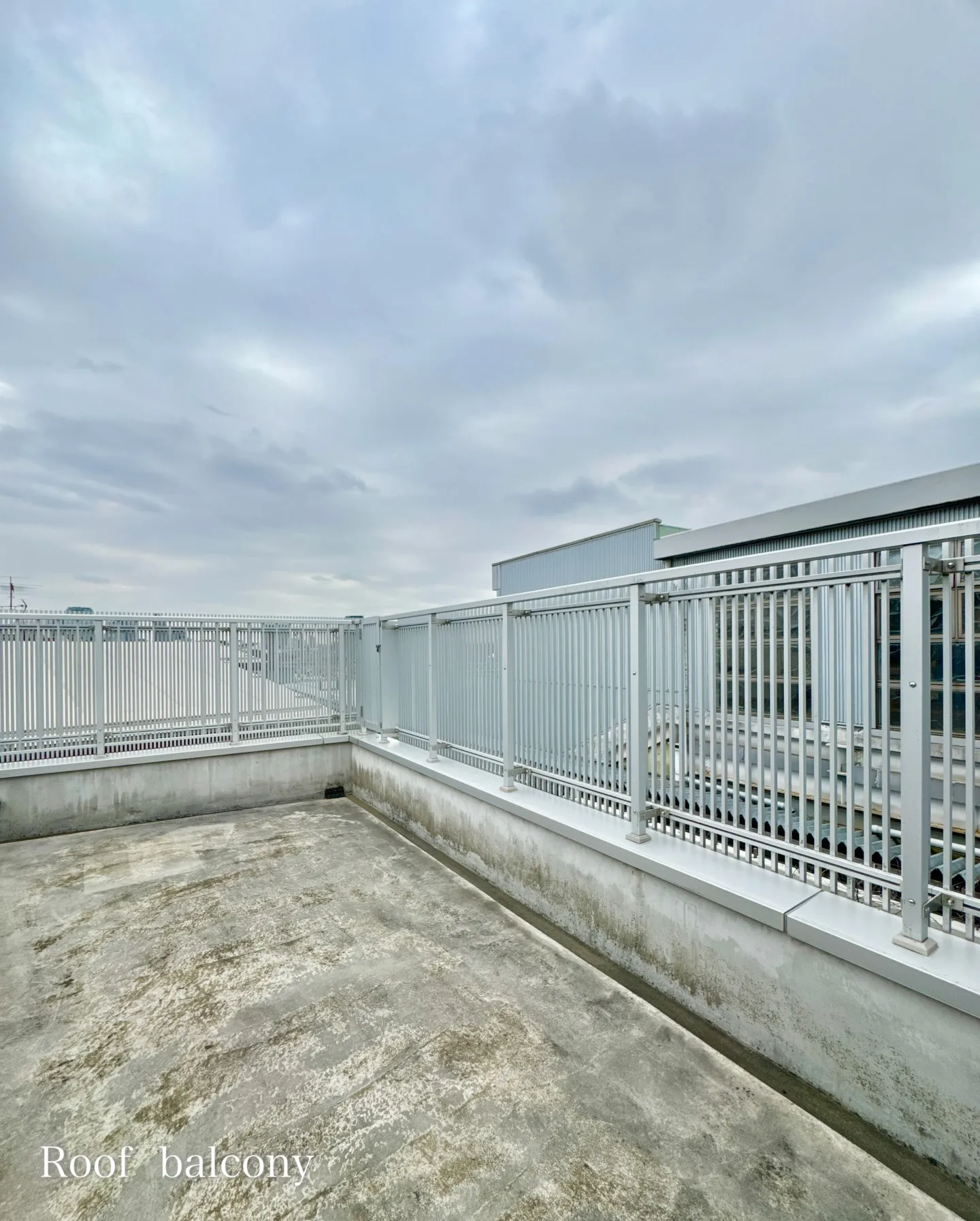 東京都世田谷区代沢に位置するモダンなデザインが魅力の物件です...