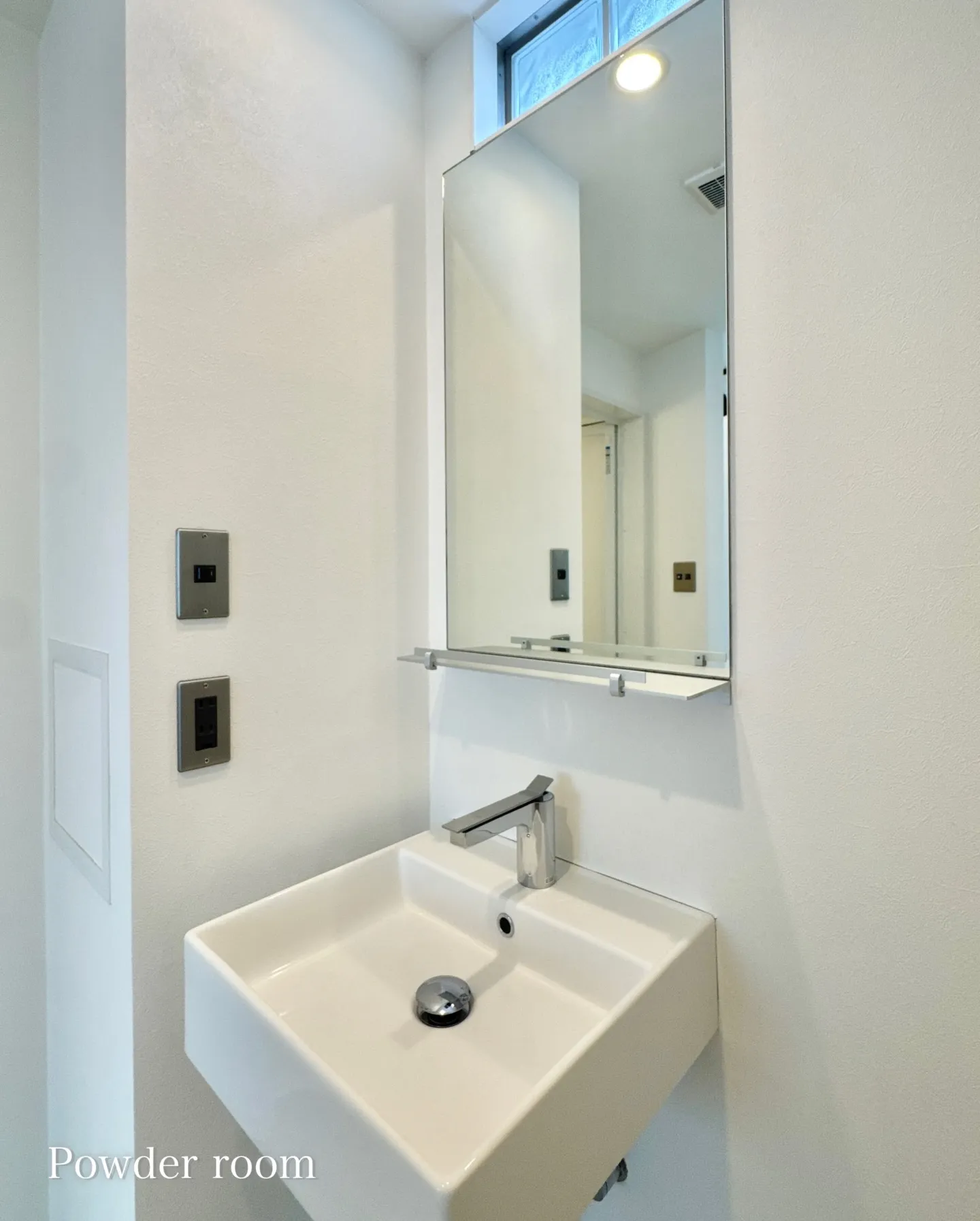 東京都世田谷区代沢に位置するモダンなデザインが魅力の物件です...