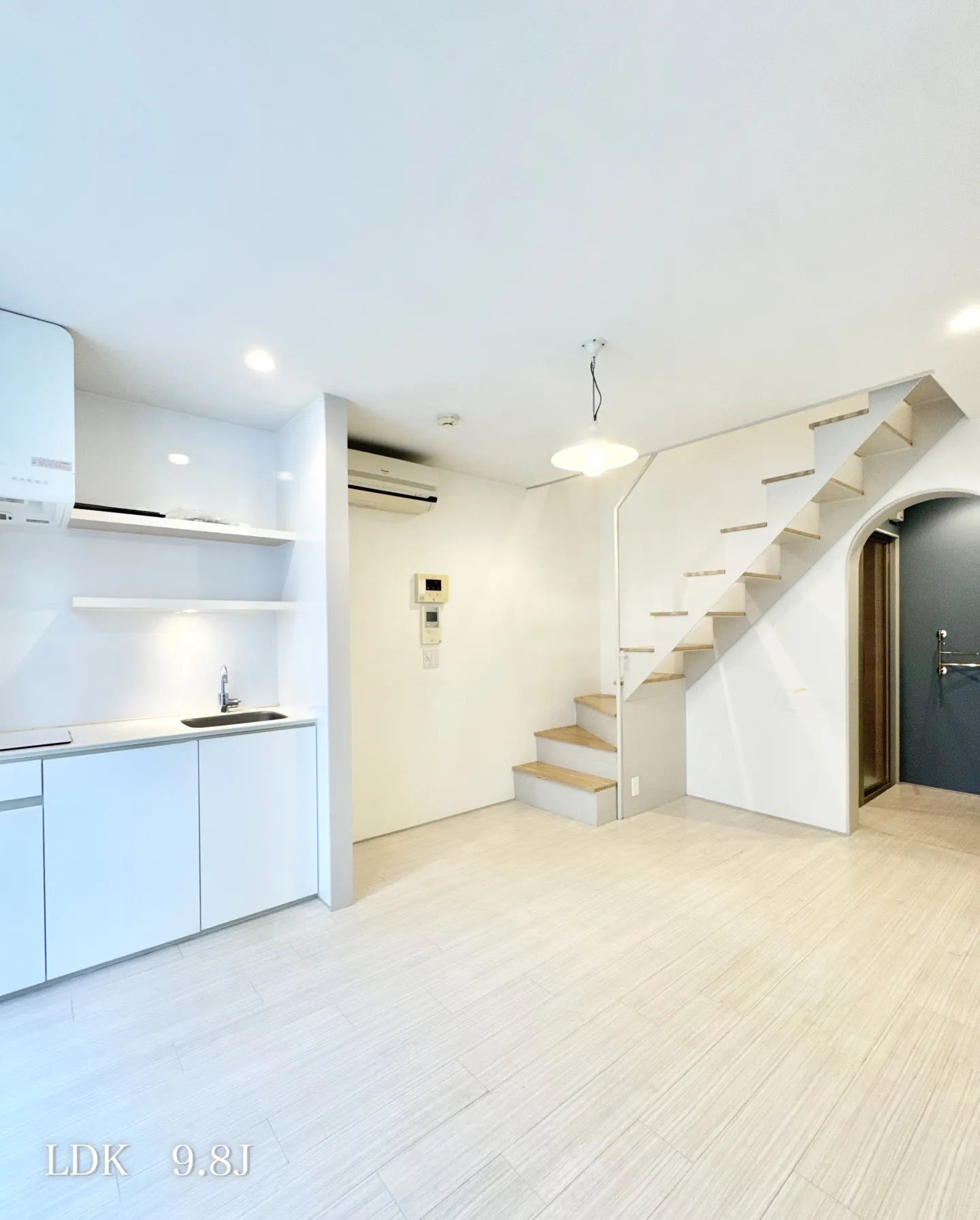 東京都杉並区上荻に位置するRC（鉄筋コンクリート）構造の4階...