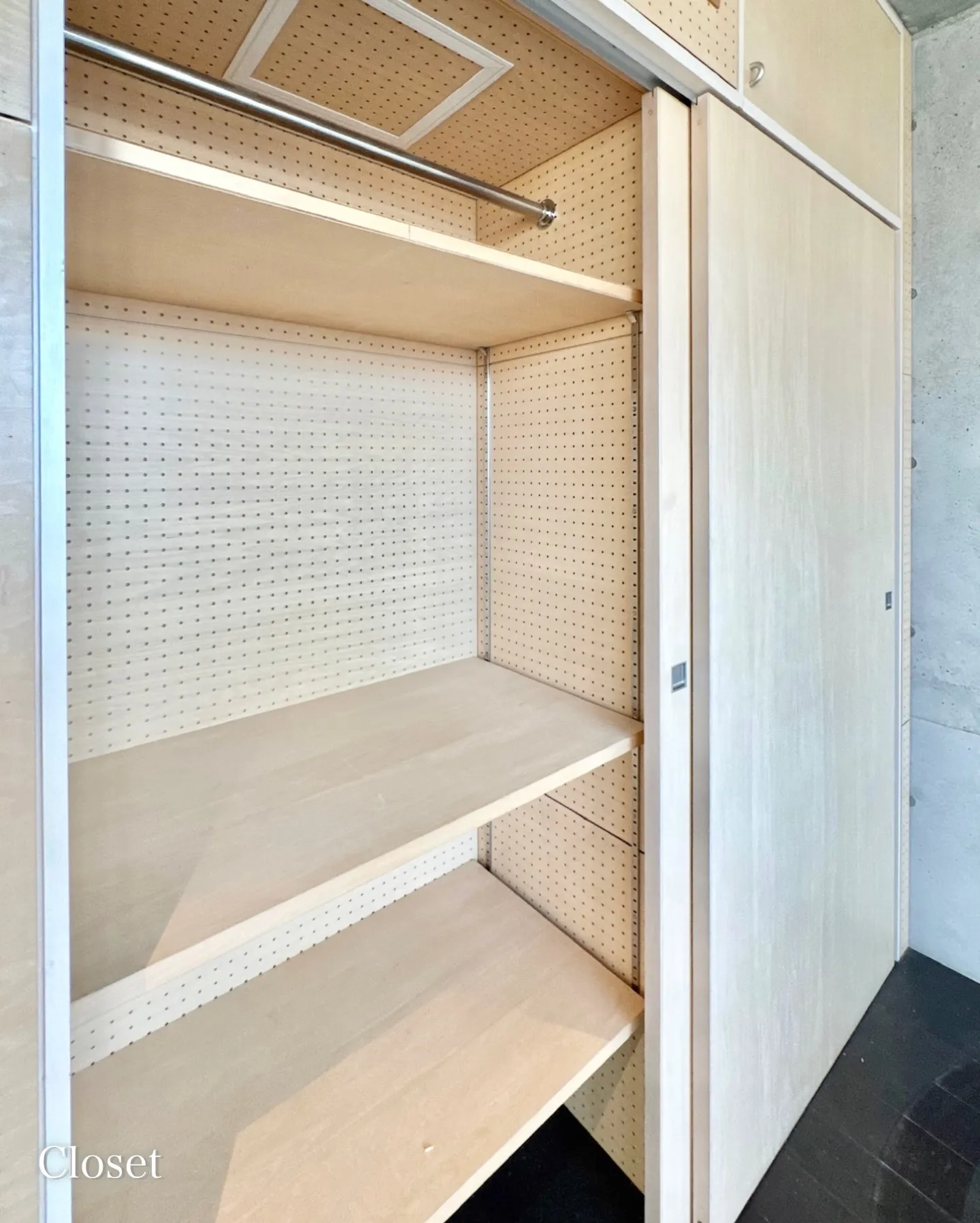 東京都目黒区祐天寺にある地上7階建てのマンションです。