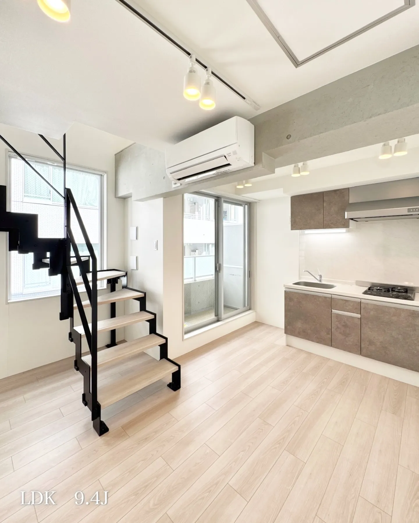 東京メトロ日比谷線人形町より徒歩3分の立地。