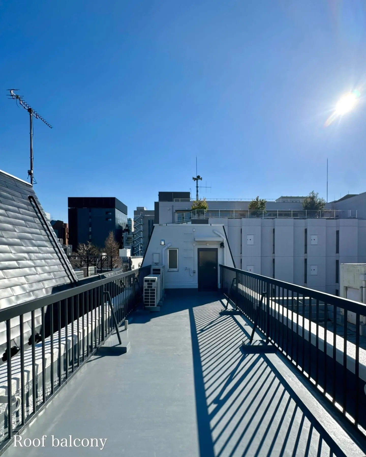 「三栄通り」沿いに位置し、静かな住宅街とビジネスエリアが融合...