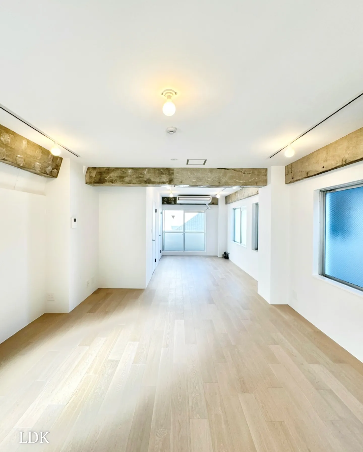 「三栄通り」沿いに位置し、静かな住宅街とビジネスエリアが融合...