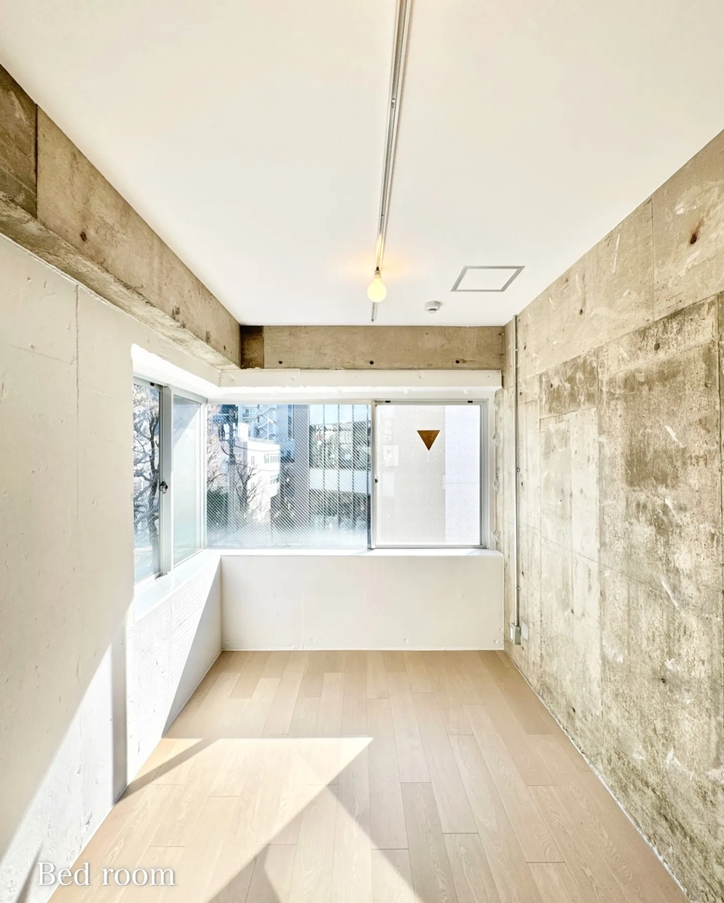 「三栄通り」沿いに位置し、静かな住宅街とビジネスエリアが融合...