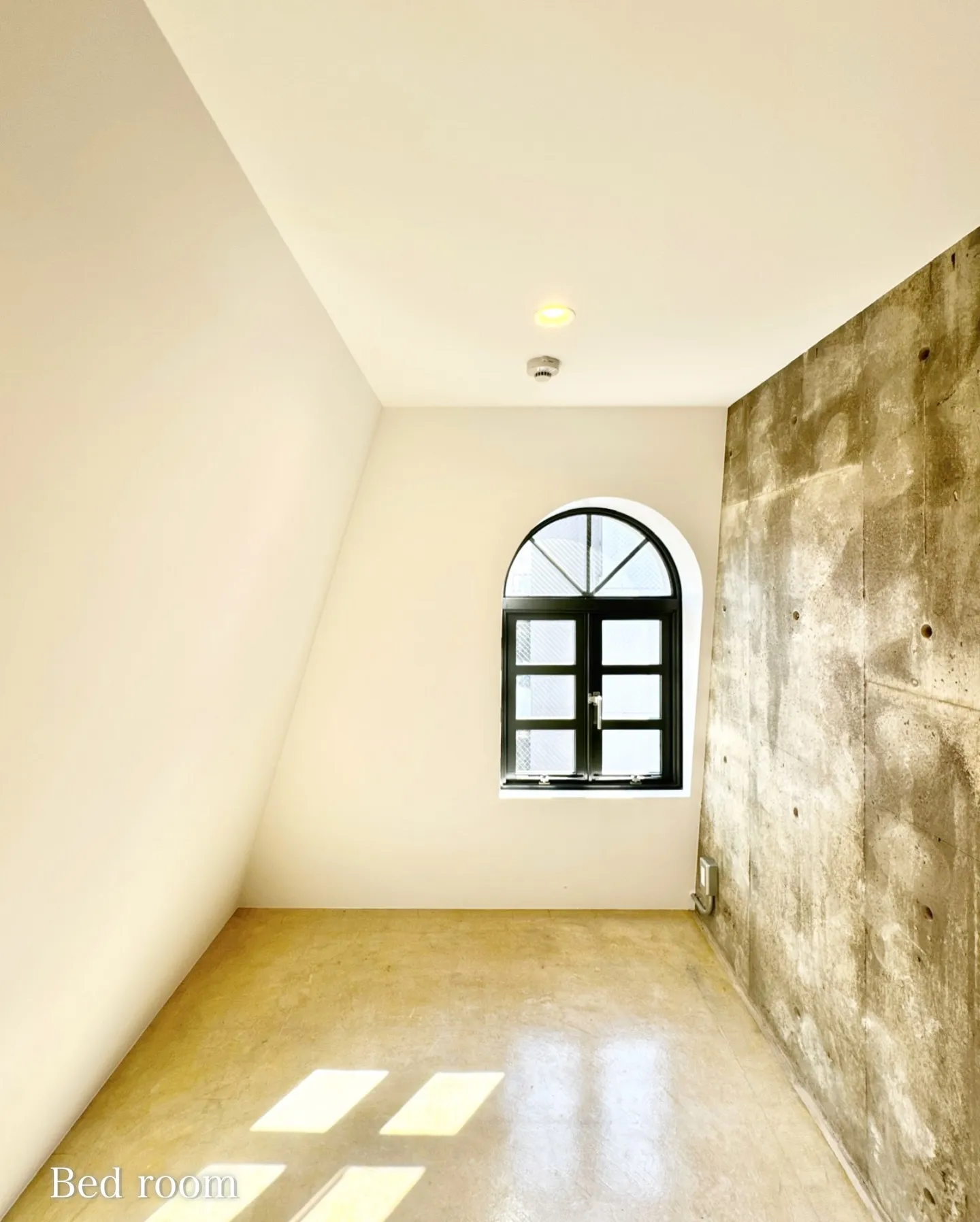 「三栄通り」沿いに位置し、静かな住宅街とビジネスエリアが融合...