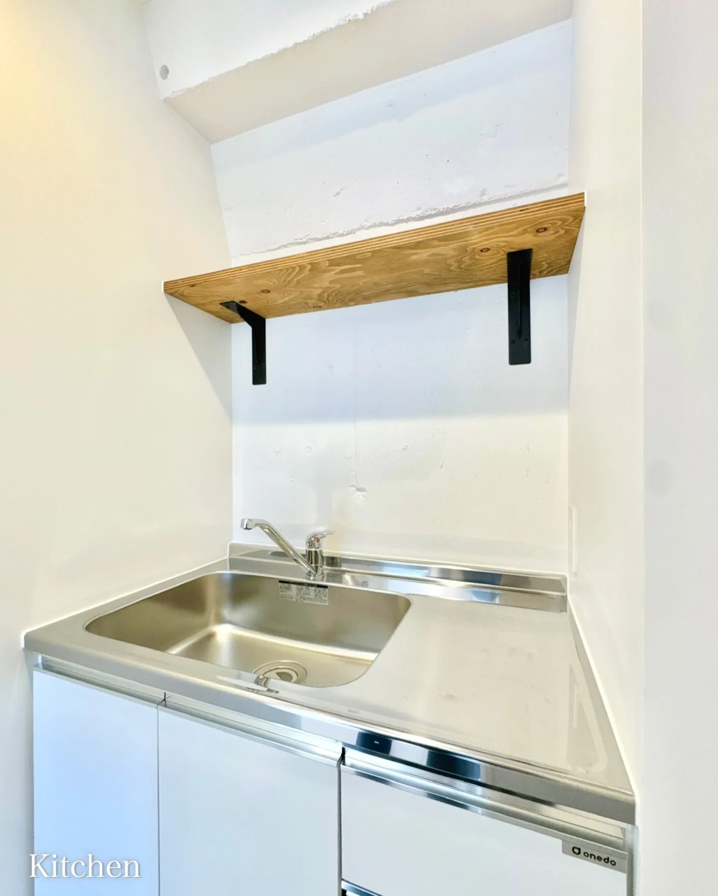 「三栄通り」沿いに位置し、静かな住宅街とビジネスエリアが融合...