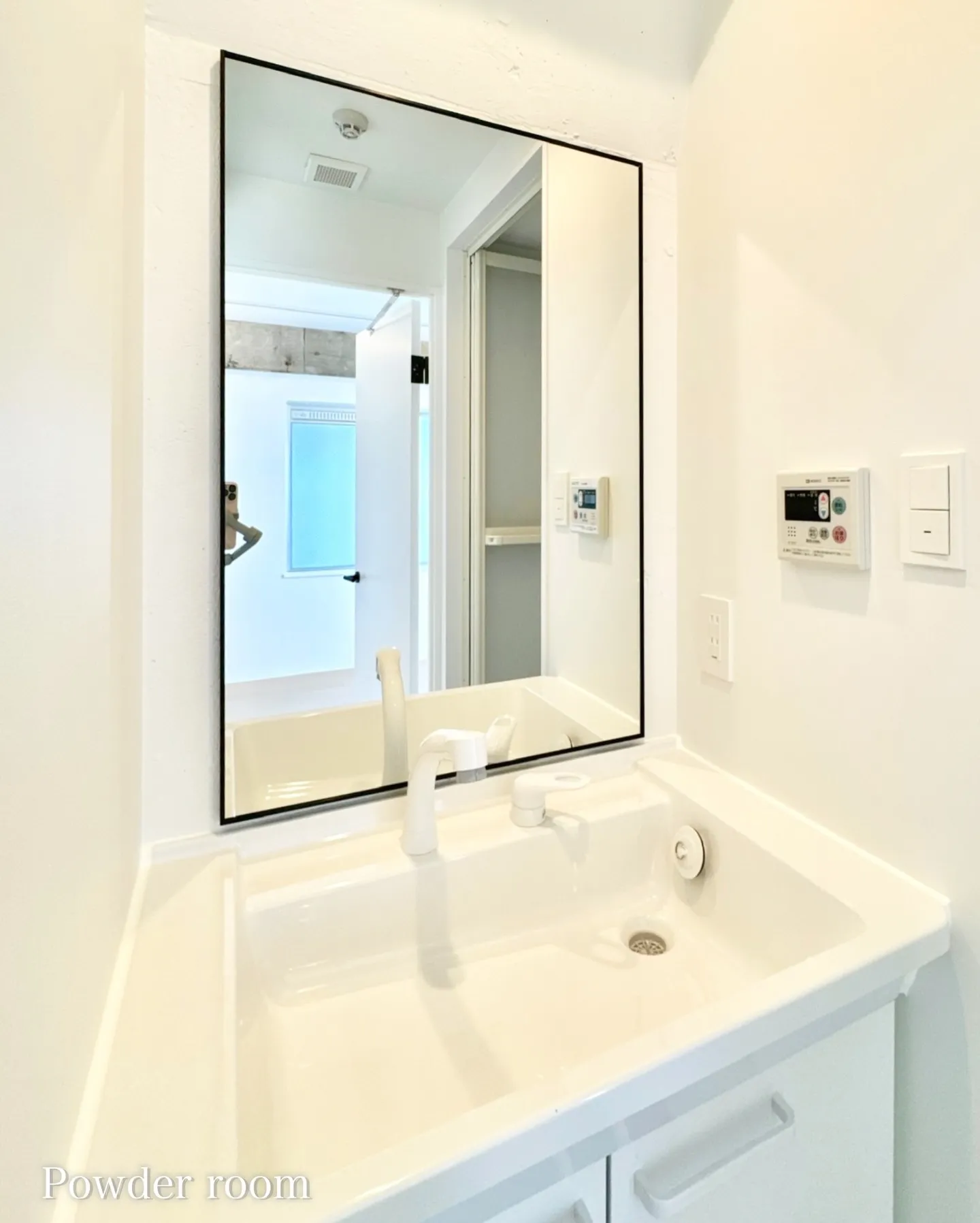 「三栄通り」沿いに位置し、静かな住宅街とビジネスエリアが融合...