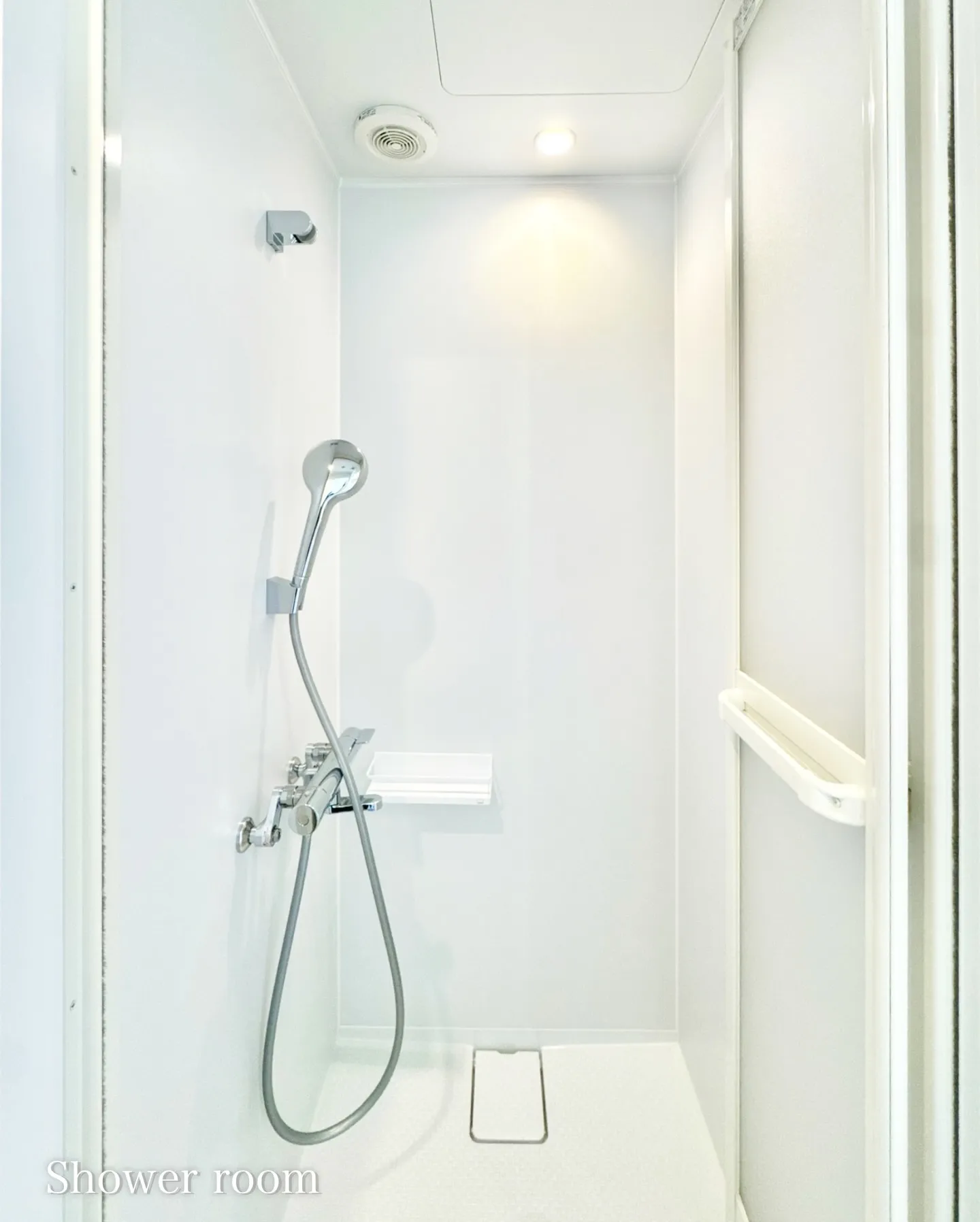 「三栄通り」沿いに位置し、静かな住宅街とビジネスエリアが融合...