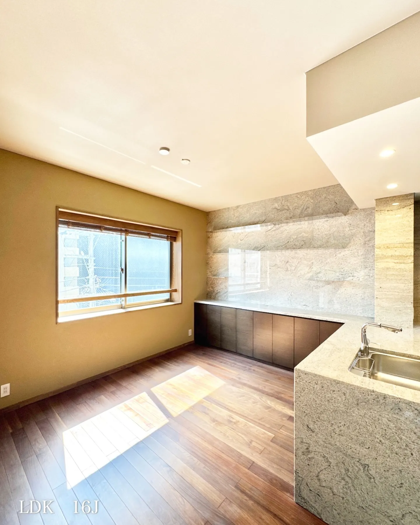 新宿区北山伏町に建つ、高級賃貸マンションです。