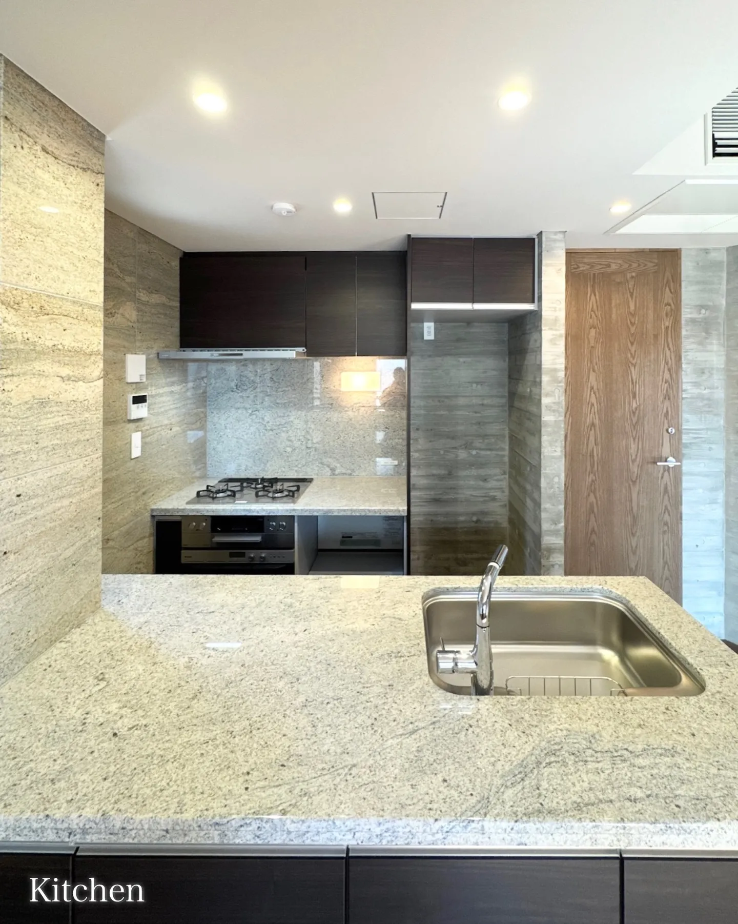 新宿区北山伏町に建つ、高級賃貸マンションです。