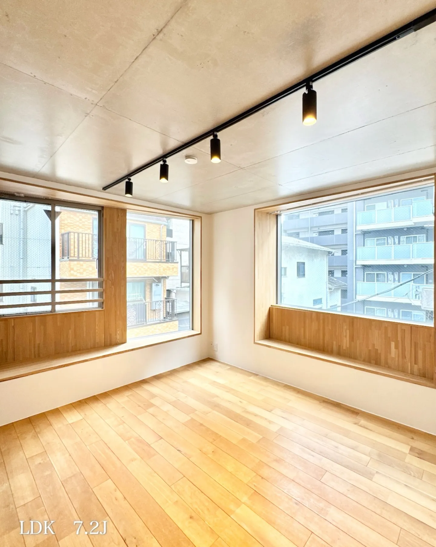 港区芝に建つ賃貸マンション。