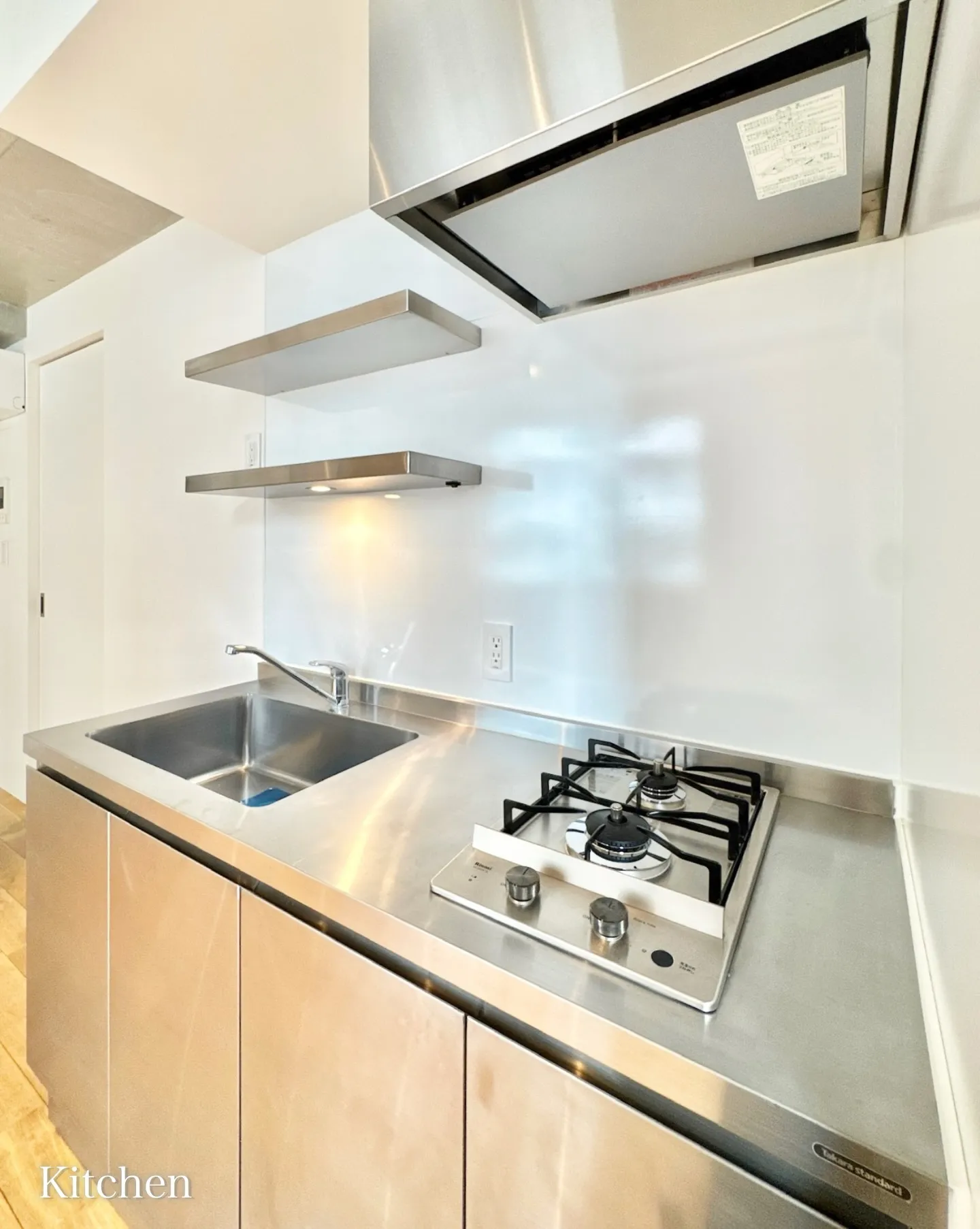 港区芝に建つ賃貸マンション。