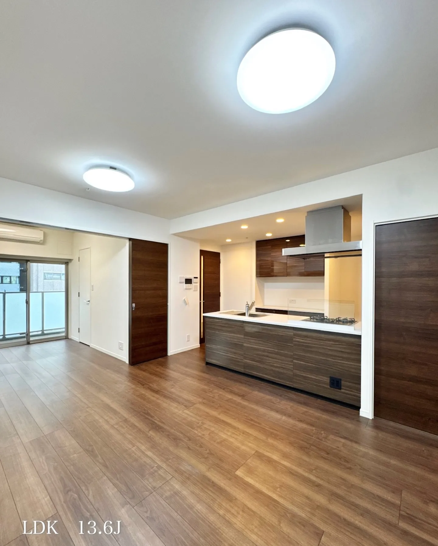 最寄りの新宿御苑前駅から徒歩5分、新宿御苑の程近くに位置する...