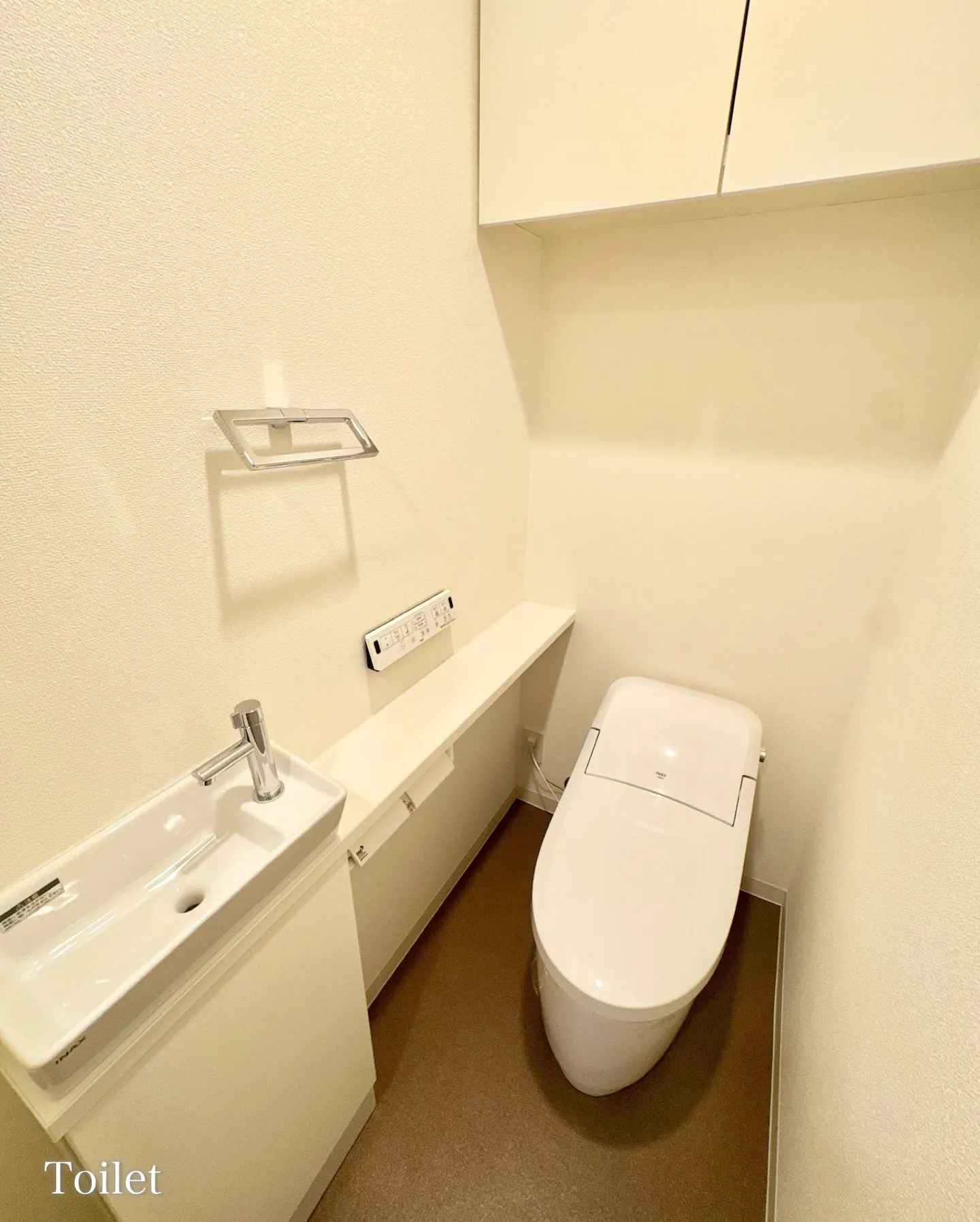 最寄りの新宿御苑前駅から徒歩5分、新宿御苑の程近くに位置する...