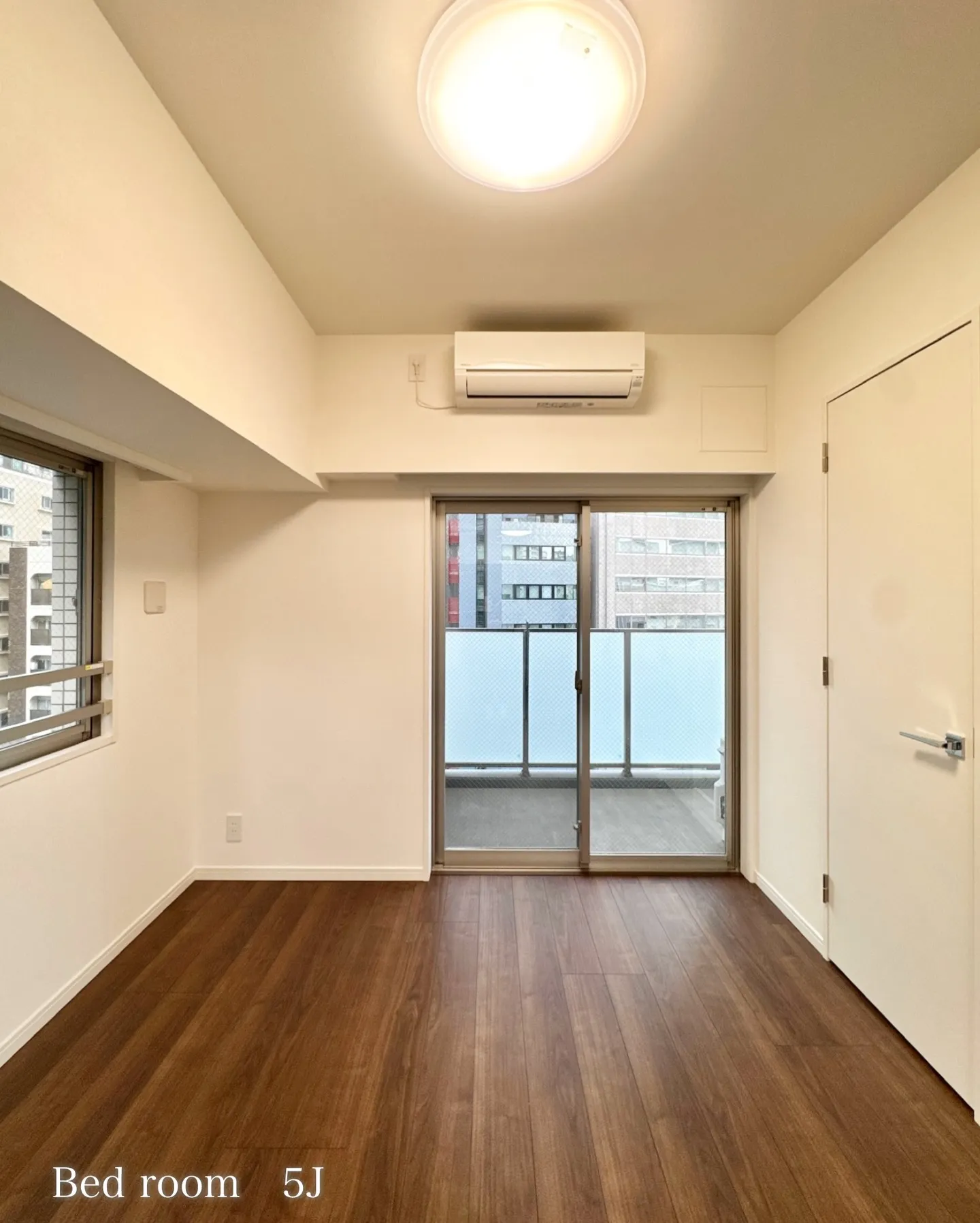 最寄りの新宿御苑前駅から徒歩5分、新宿御苑の程近くに位置する...