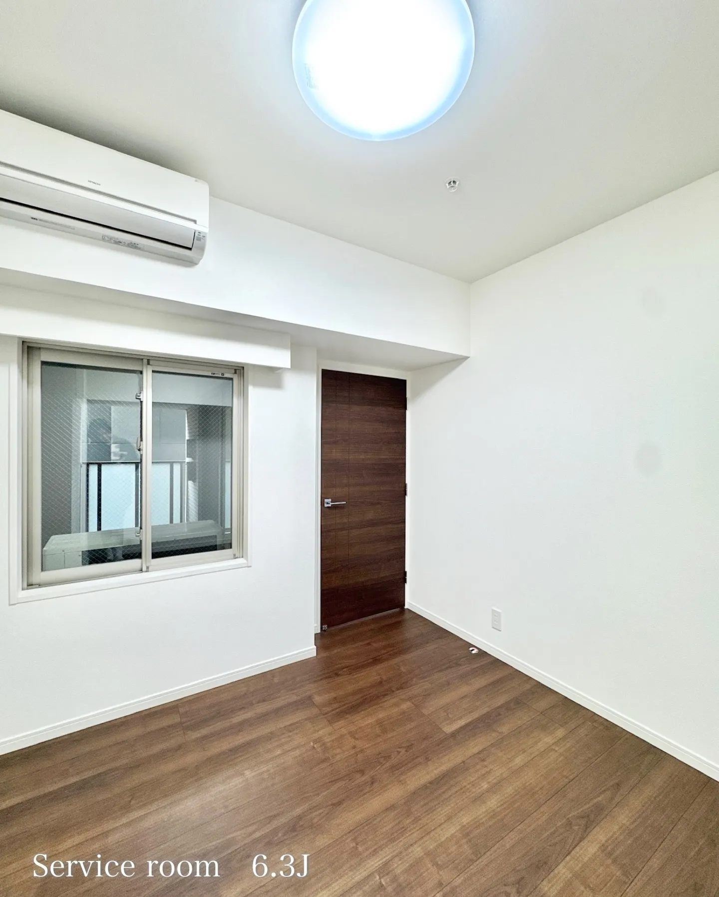 最寄りの新宿御苑前駅から徒歩5分、新宿御苑の程近くに位置する...