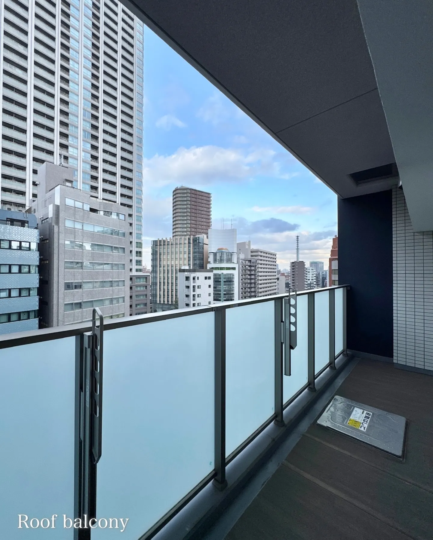 最寄りの新宿御苑前駅から徒歩5分、新宿御苑の程近くに位置する...