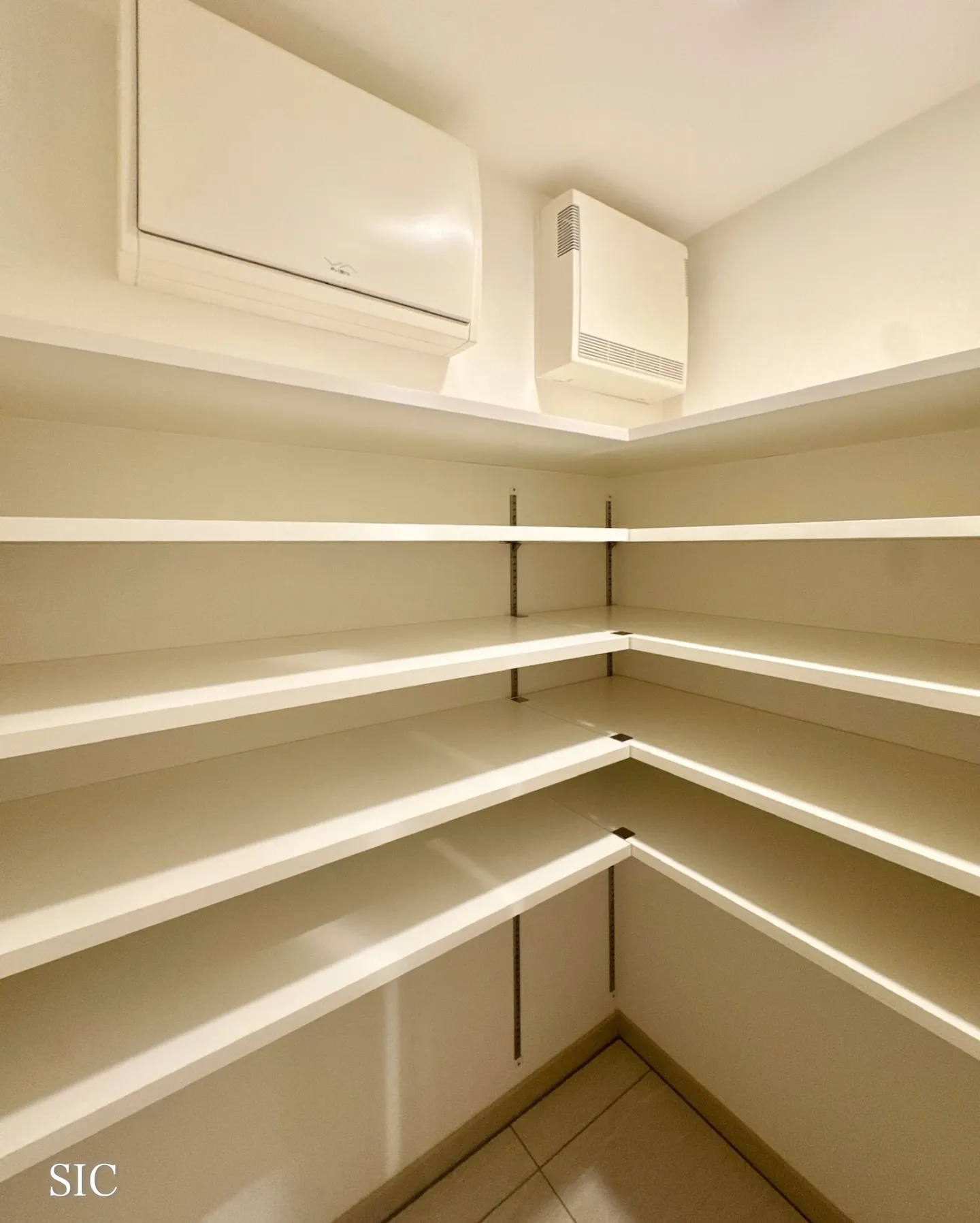 最寄りの新宿御苑前駅から徒歩5分、新宿御苑の程近くに位置する...