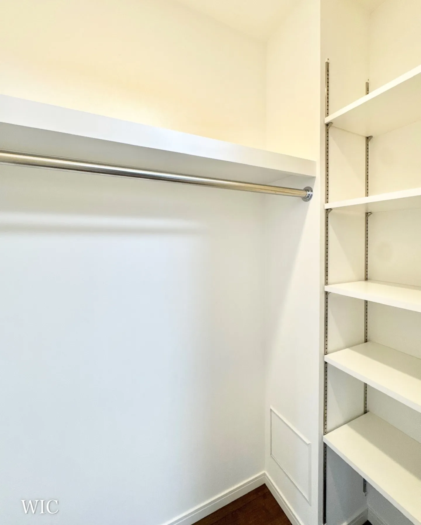 最寄りの新宿御苑前駅から徒歩5分、新宿御苑の程近くに位置する...