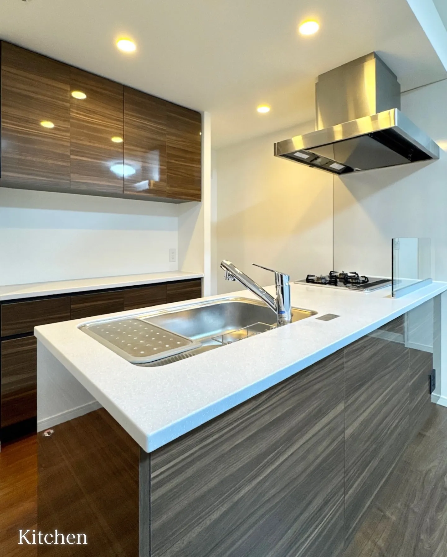 最寄りの新宿御苑前駅から徒歩5分、新宿御苑の程近くに位置する...