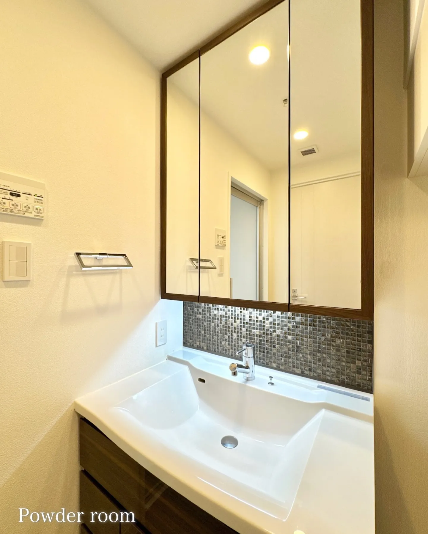 最寄りの新宿御苑前駅から徒歩5分、新宿御苑の程近くに位置する...