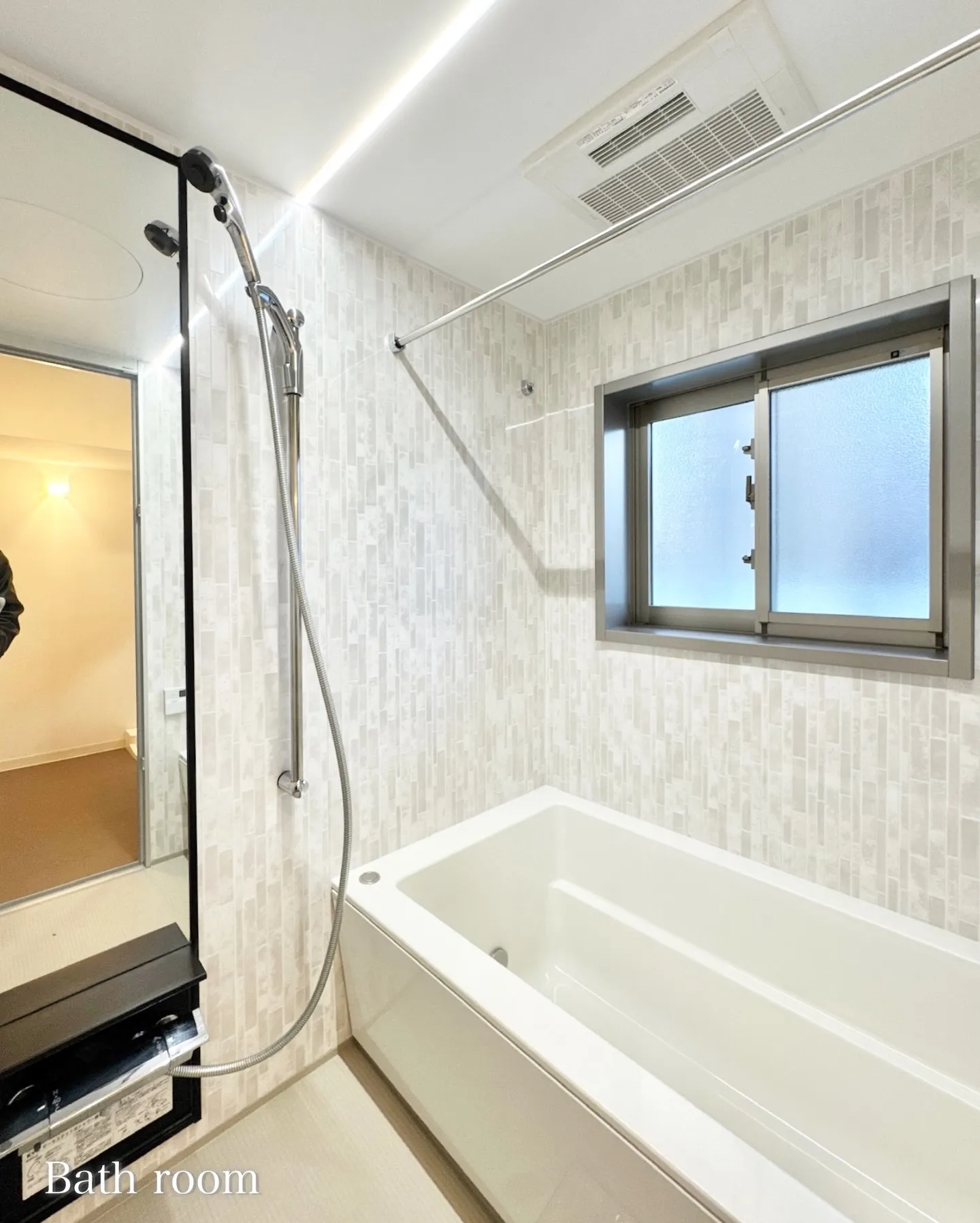 最寄りの新宿御苑前駅から徒歩5分、新宿御苑の程近くに位置する...