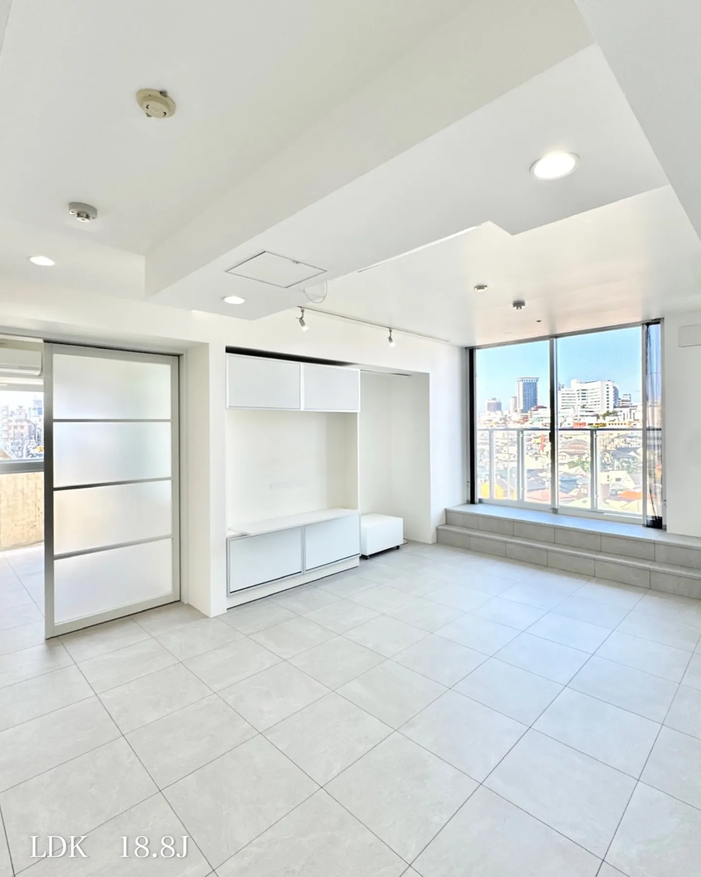 街の喧噪から程よく距離を置いた住宅地に誕生した、高級賃貸マン...