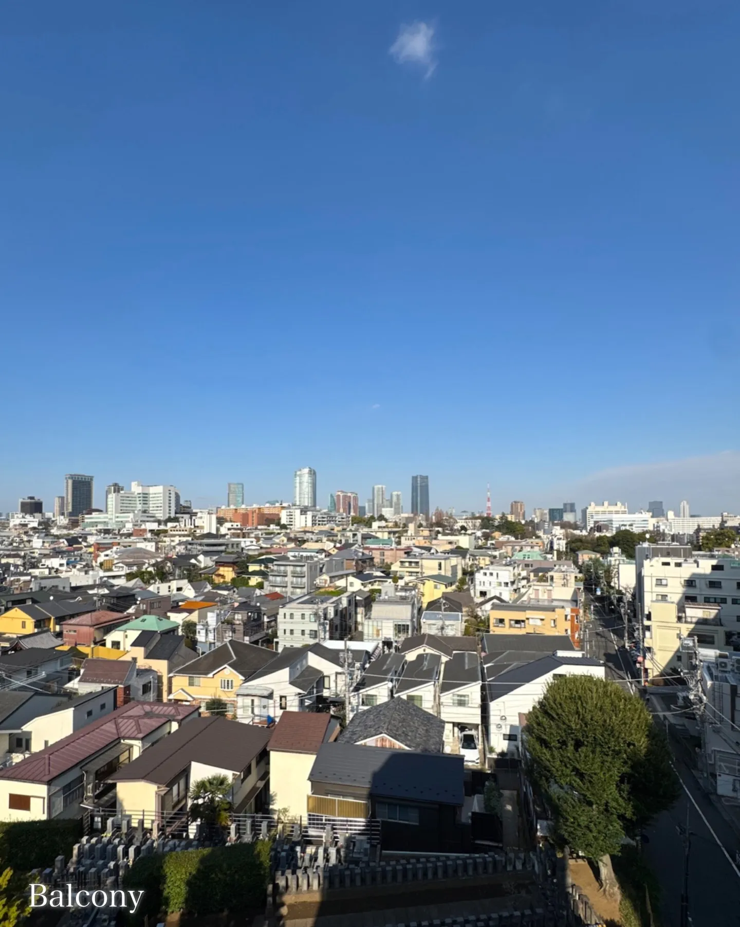 街の喧噪から程よく距離を置いた住宅地に誕生した、高級賃貸マン...