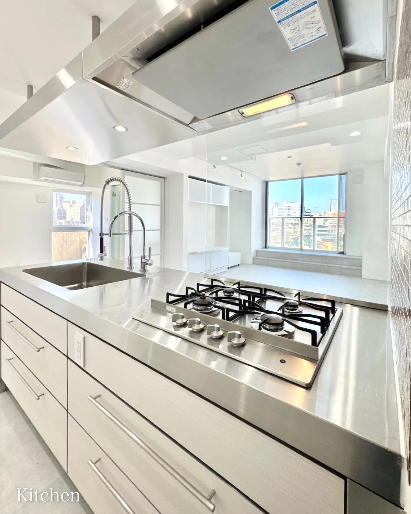 街の喧噪から程よく距離を置いた住宅地に誕生した、高級賃貸マン...