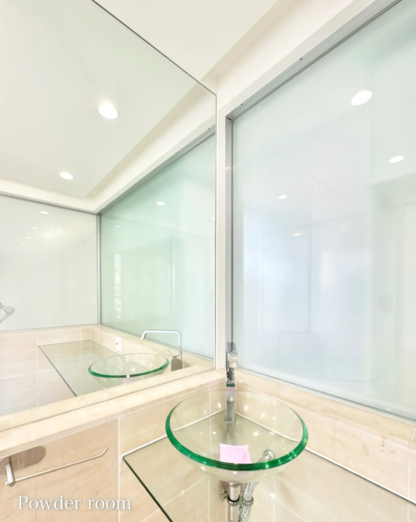 街の喧噪から程よく距離を置いた住宅地に誕生した、高級賃貸マン...