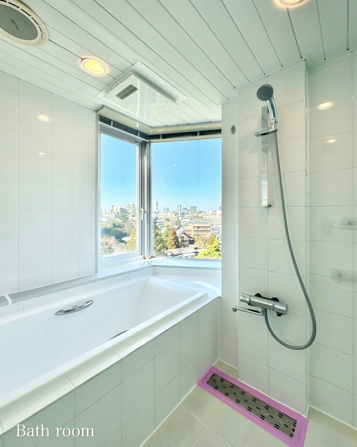 街の喧噪から程よく距離を置いた住宅地に誕生した、高級賃貸マン...