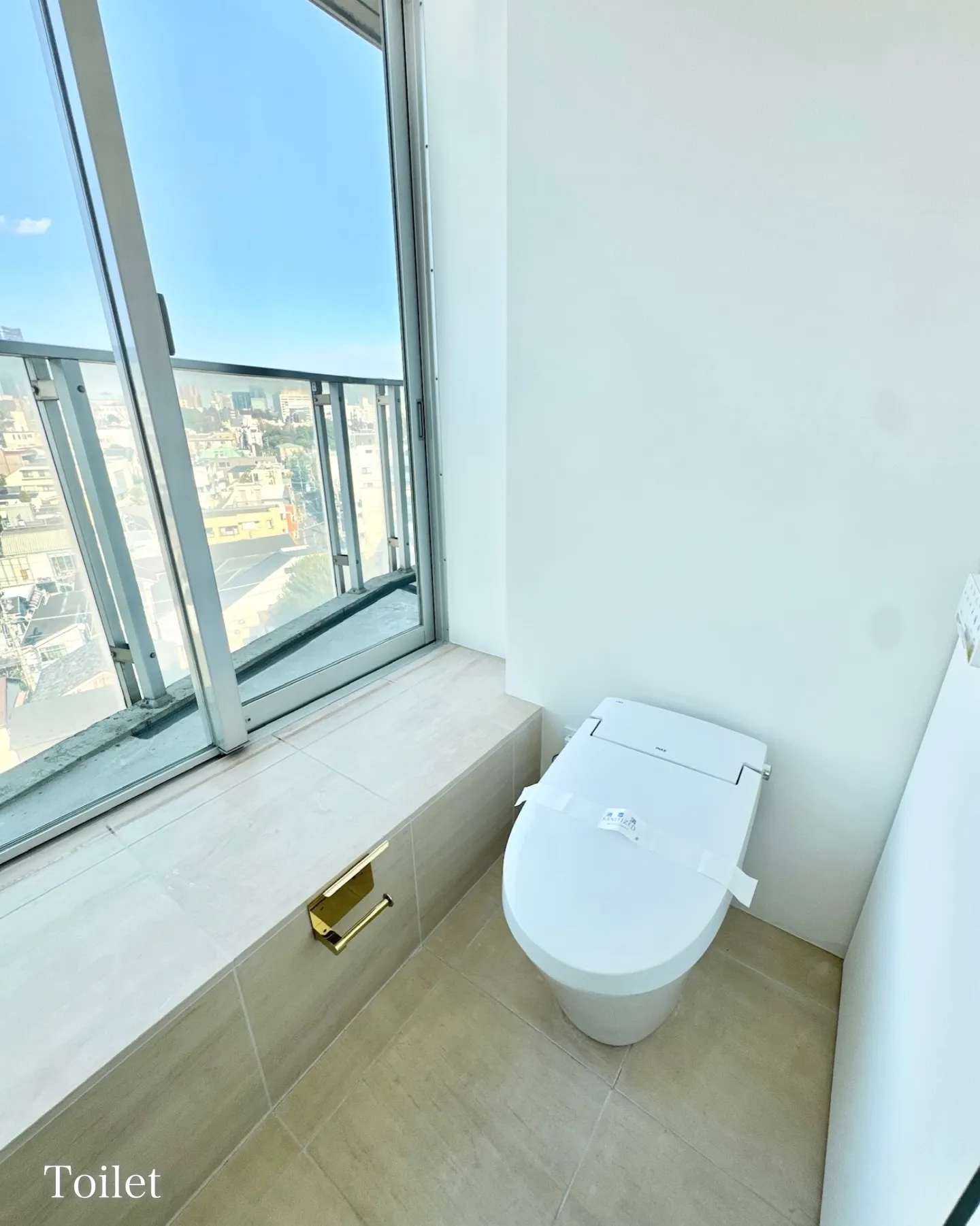 街の喧噪から程よく距離を置いた住宅地に誕生した、高級賃貸マン...