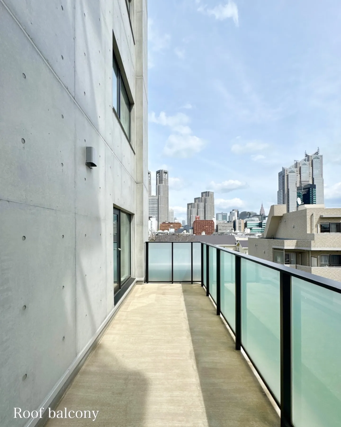 本物件から最寄り駅の「西新宿五丁目駅」までは徒歩5分。