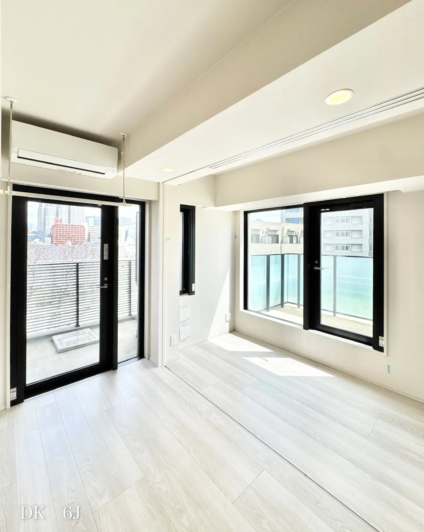 本物件から最寄り駅の「西新宿五丁目駅」までは徒歩5分。