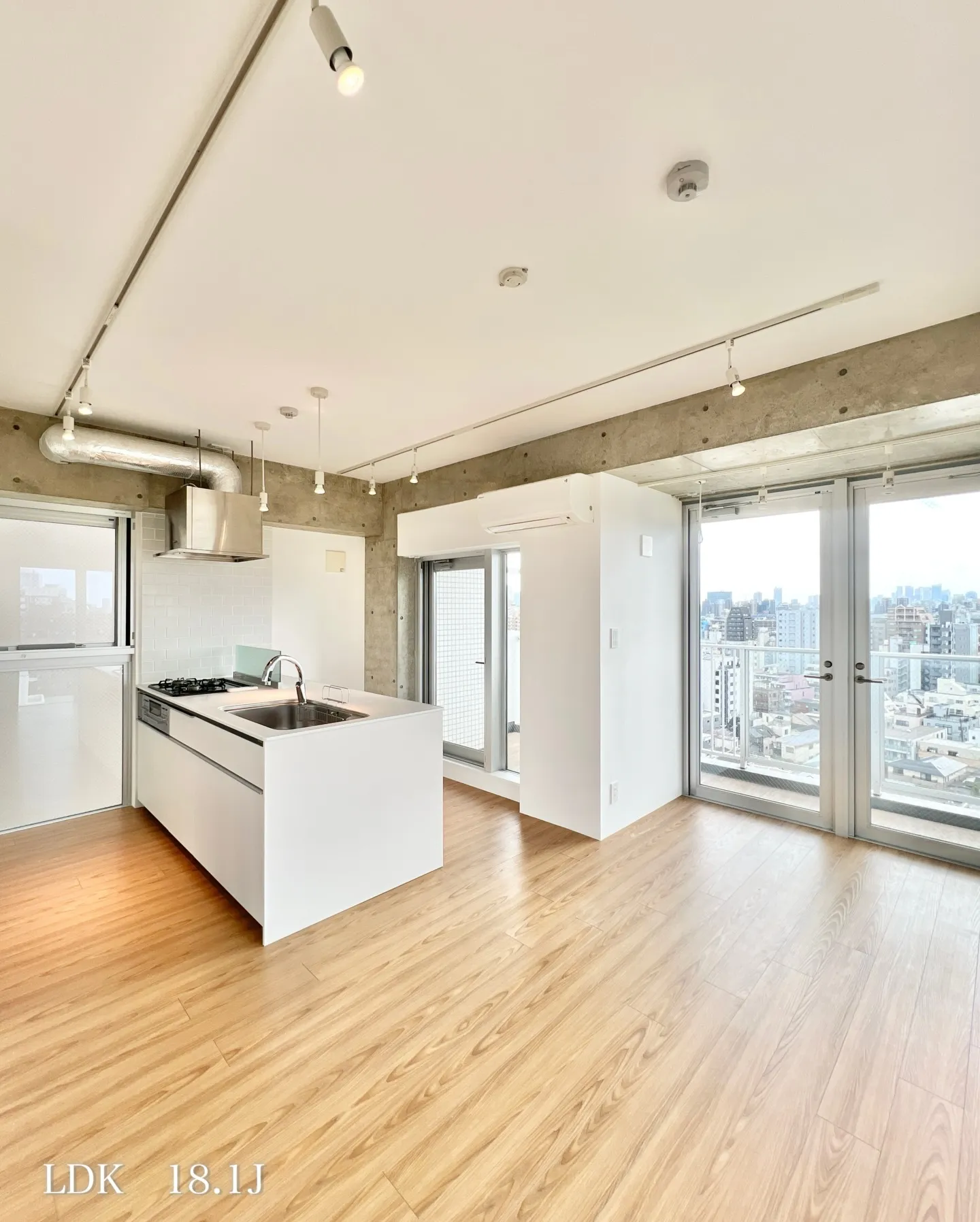 この建物の設計は、周囲の環境に対する配慮が重要なポイントとな...