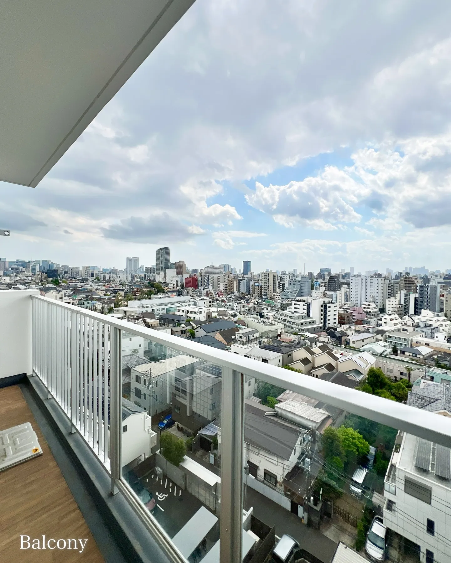 この建物の設計は、周囲の環境に対する配慮が重要なポイントとな...