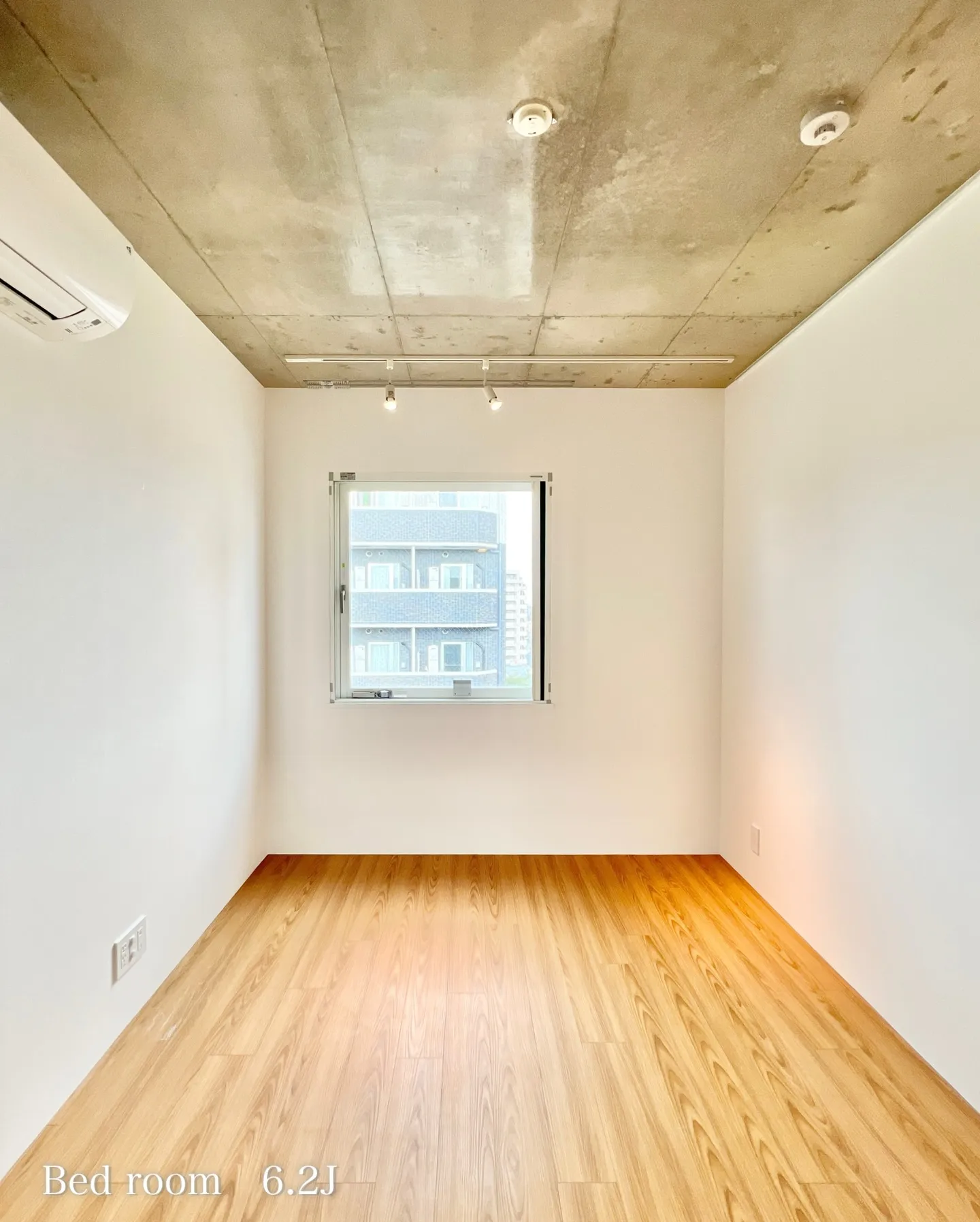 この建物の設計は、周囲の環境に対する配慮が重要なポイントとな...