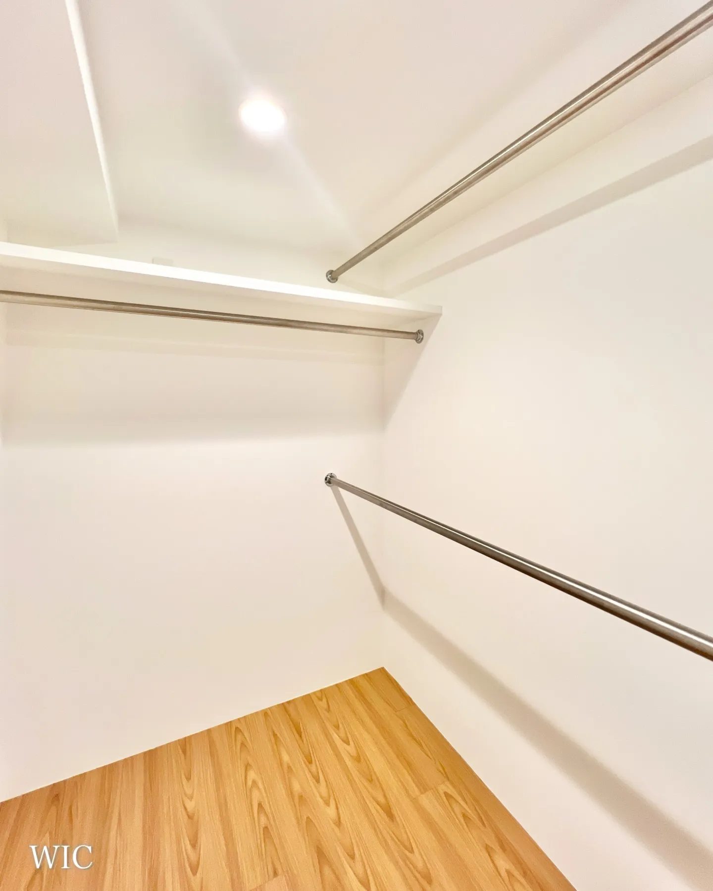 この建物の設計は、周囲の環境に対する配慮が重要なポイントとな...