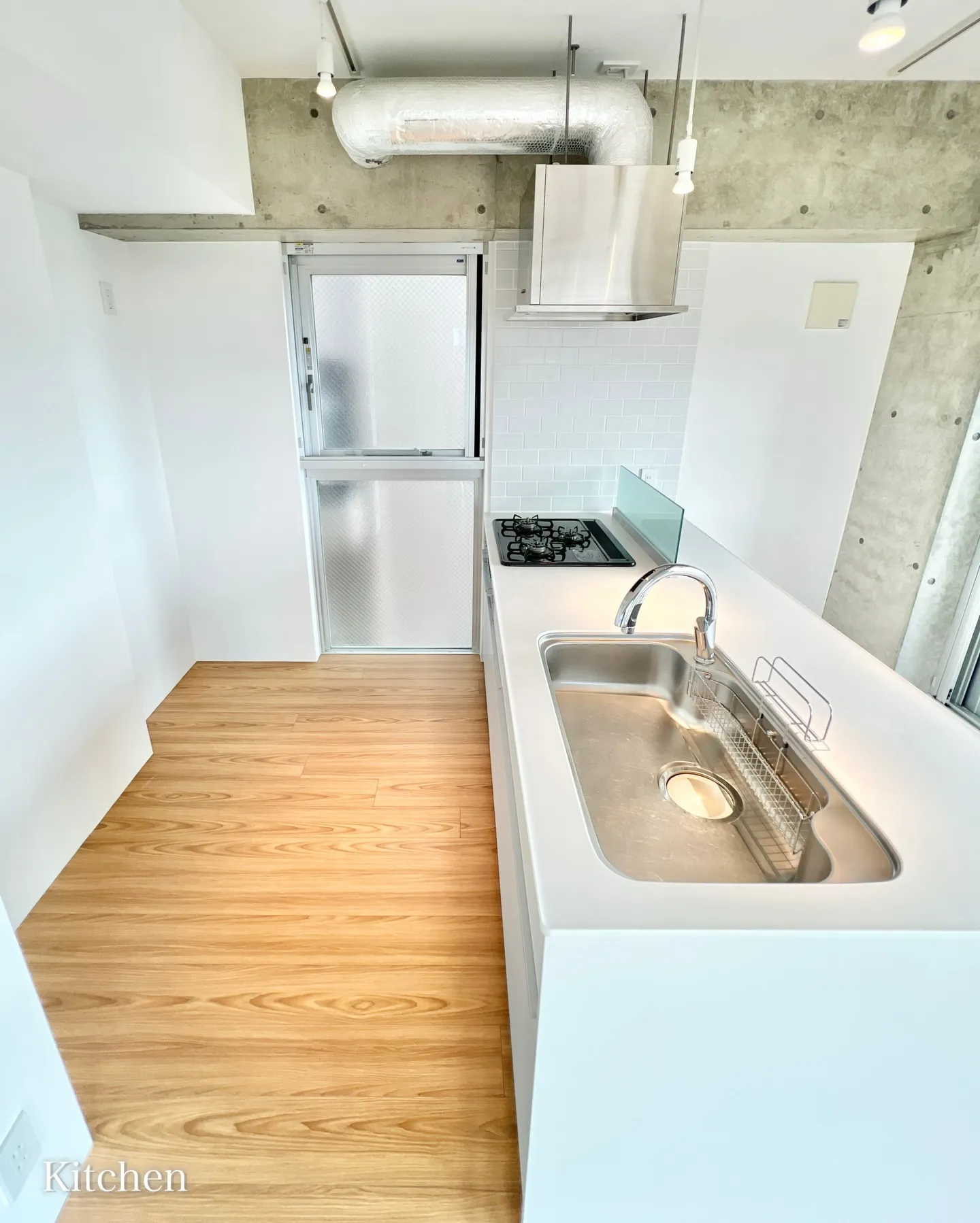 この建物の設計は、周囲の環境に対する配慮が重要なポイントとな...