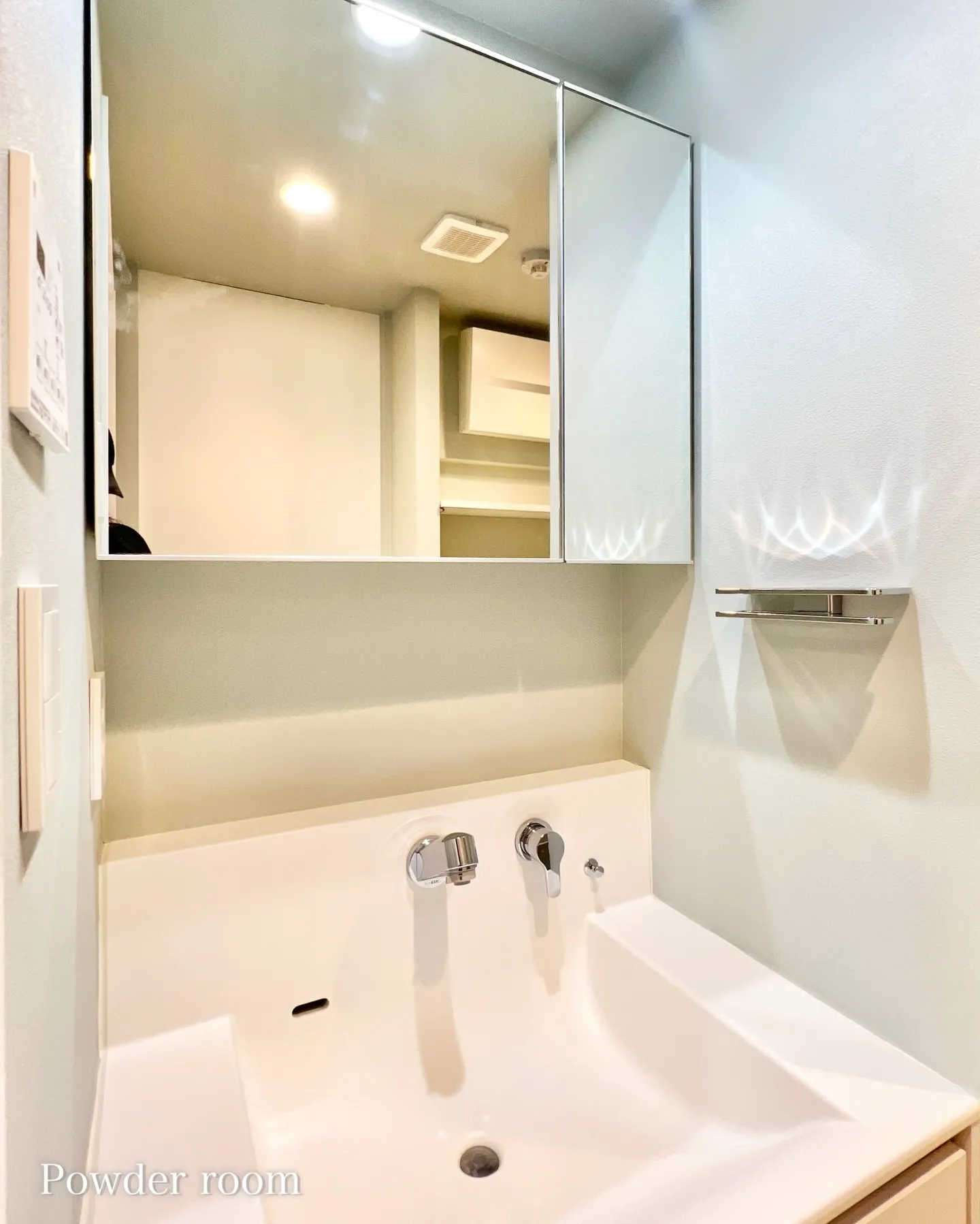 この建物の設計は、周囲の環境に対する配慮が重要なポイントとな...