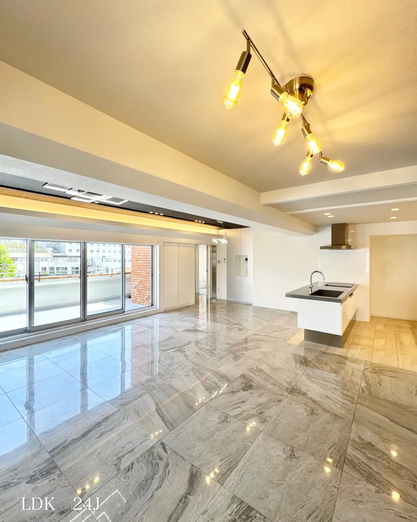 こちらの物件は、東京地下鉄千代田線「乃木坂」駅徒歩5分の好立...