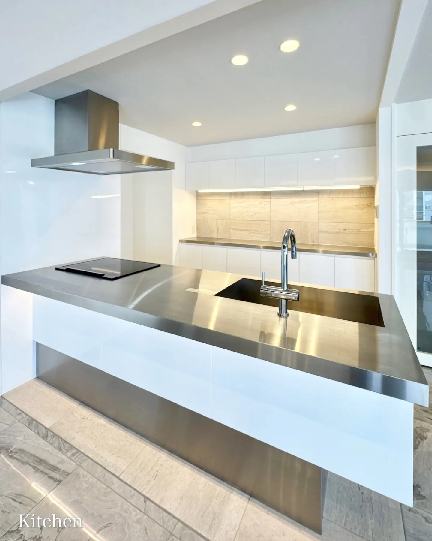 こちらの物件は、東京地下鉄千代田線「乃木坂」駅徒歩5分の好立...