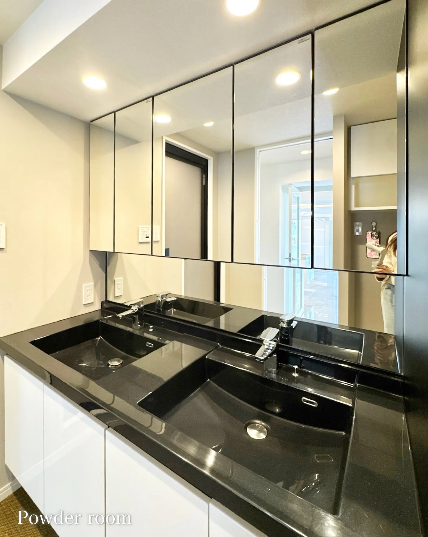 こちらの物件は、東京地下鉄千代田線「乃木坂」駅徒歩5分の好立...