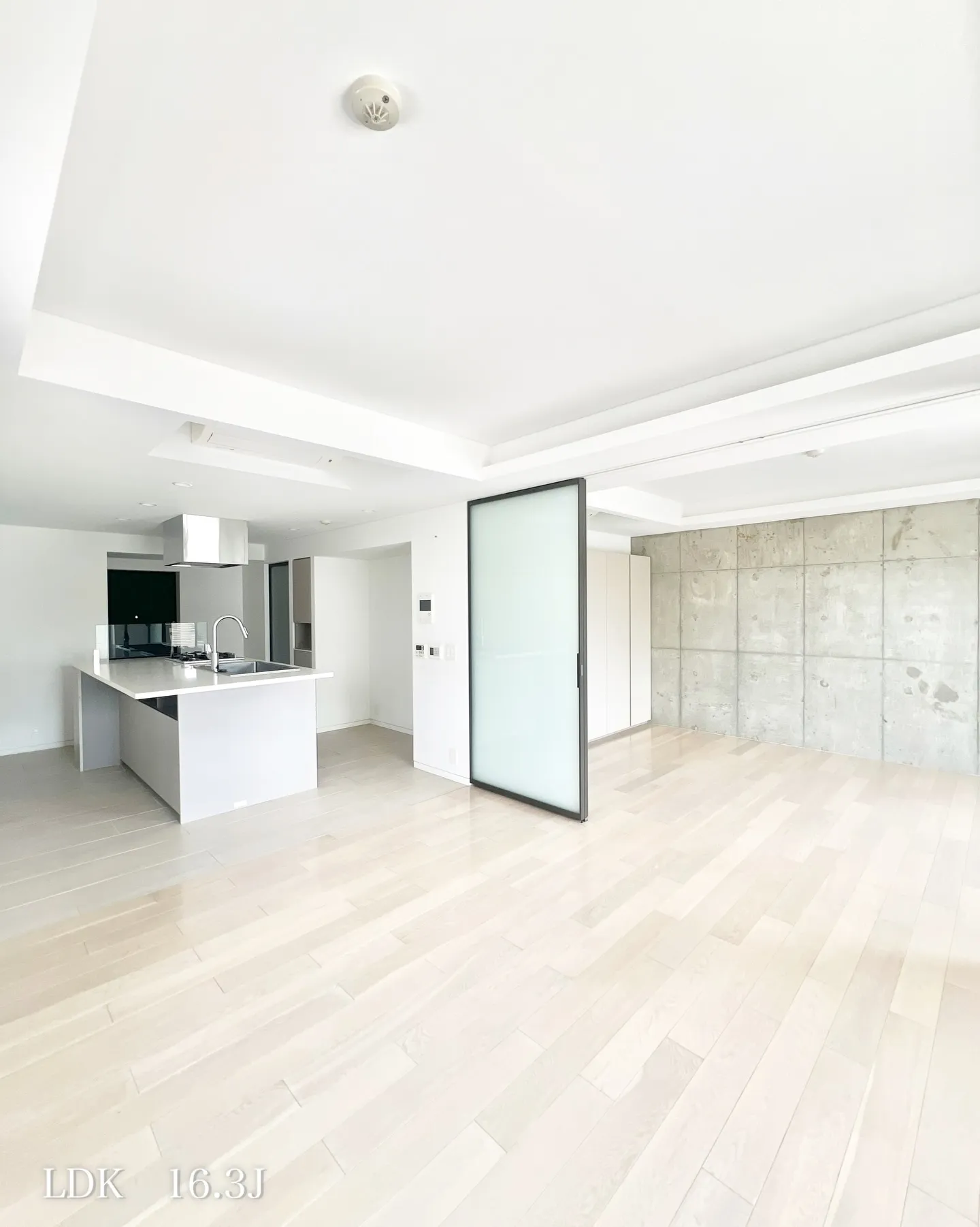 豊島区駒込1丁目に建つデザイナーズマンション。