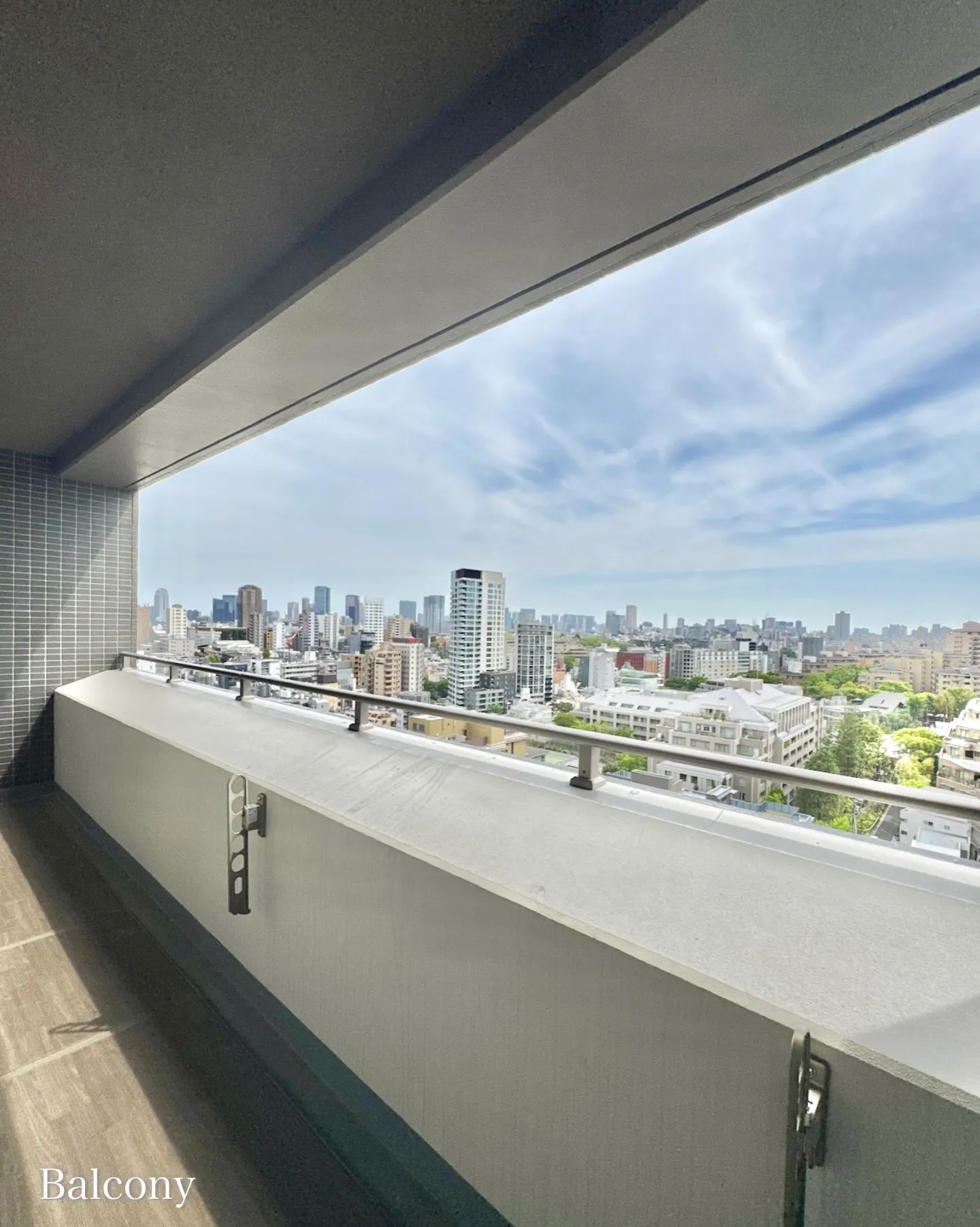 港区西麻布4丁目の六本木通り沿いに建つ高級賃貸マンションです...