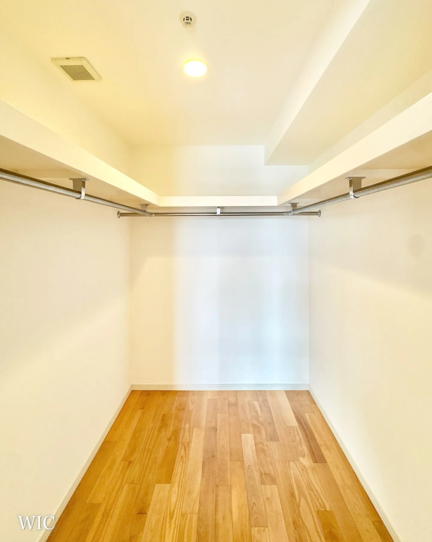 港区西麻布4丁目の六本木通り沿いに建つ高級賃貸マンションです...